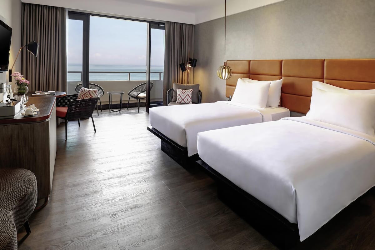 Premium bedding, in-room safe, desk, laptop workspace