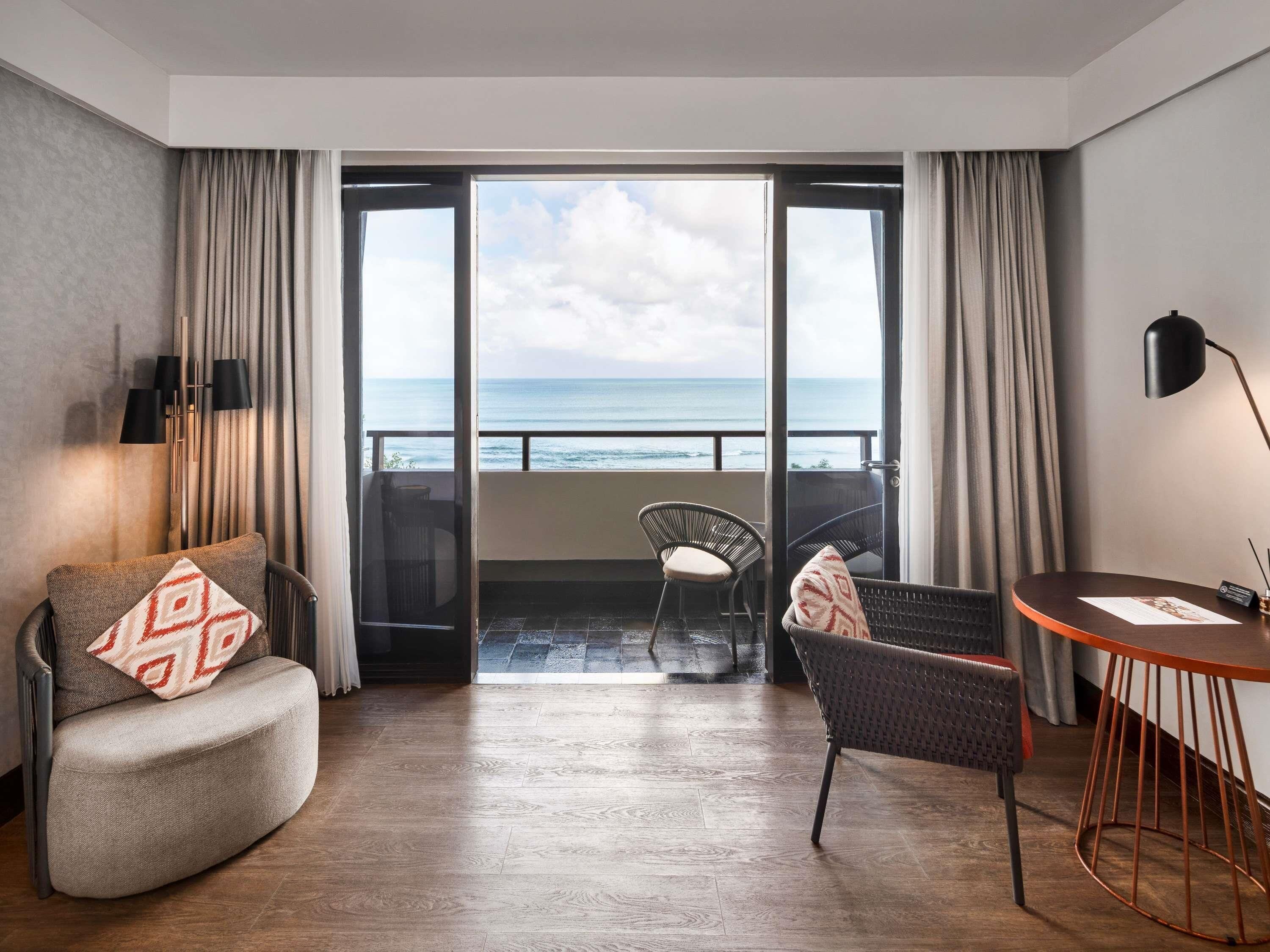 Ropa de cama de alta calidad y caja de seguridad en la habitación 