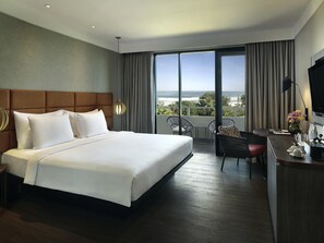 Premium bedding, in-room safe, desk, laptop workspace - Pullman Bali Legian Beach (Legian)