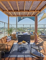 ให้บริการ: อาหารเช้า และ อาหารกลางวัน