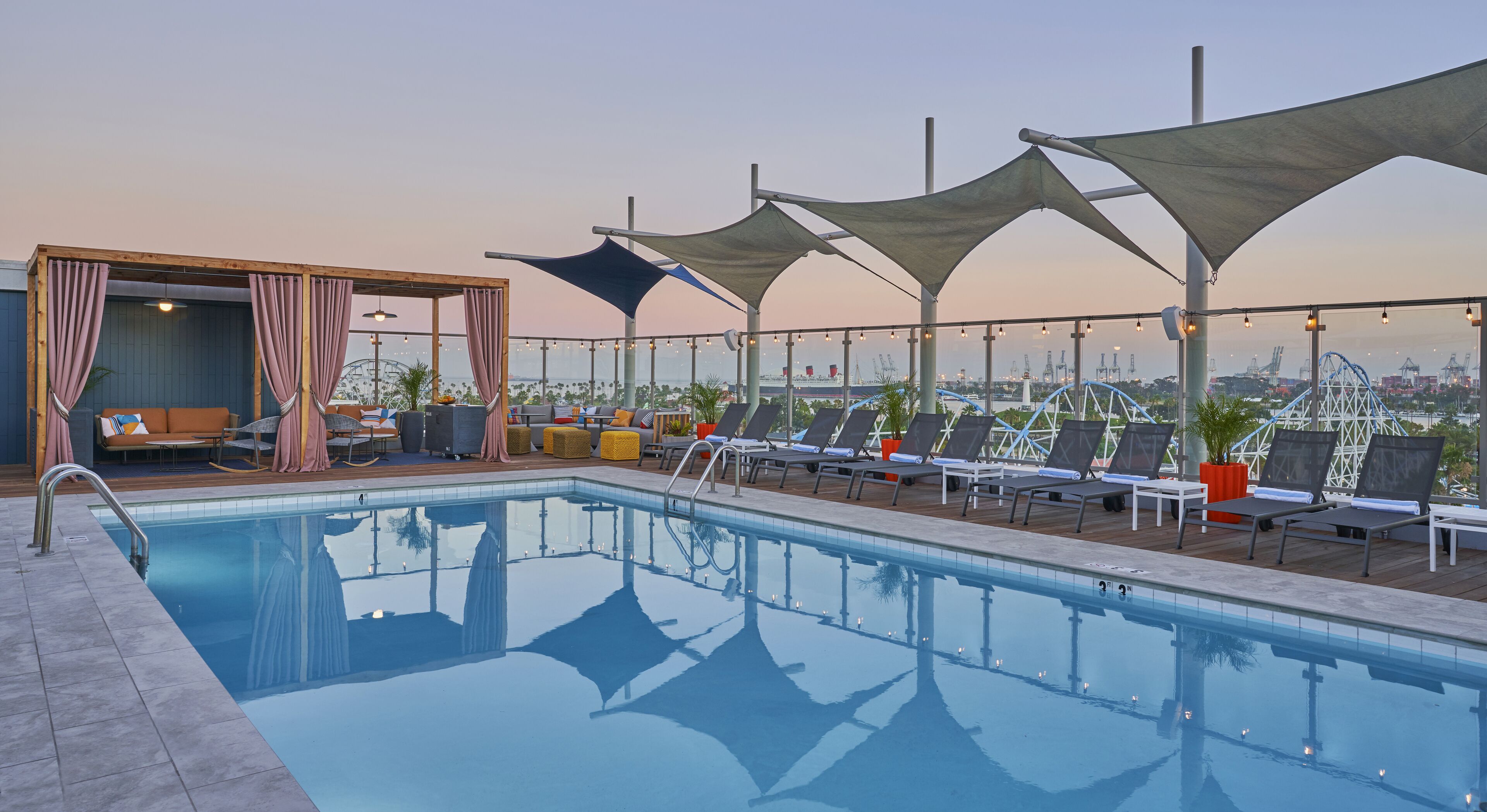 室外游泳池，收费帐篷屋，日光浴躺椅