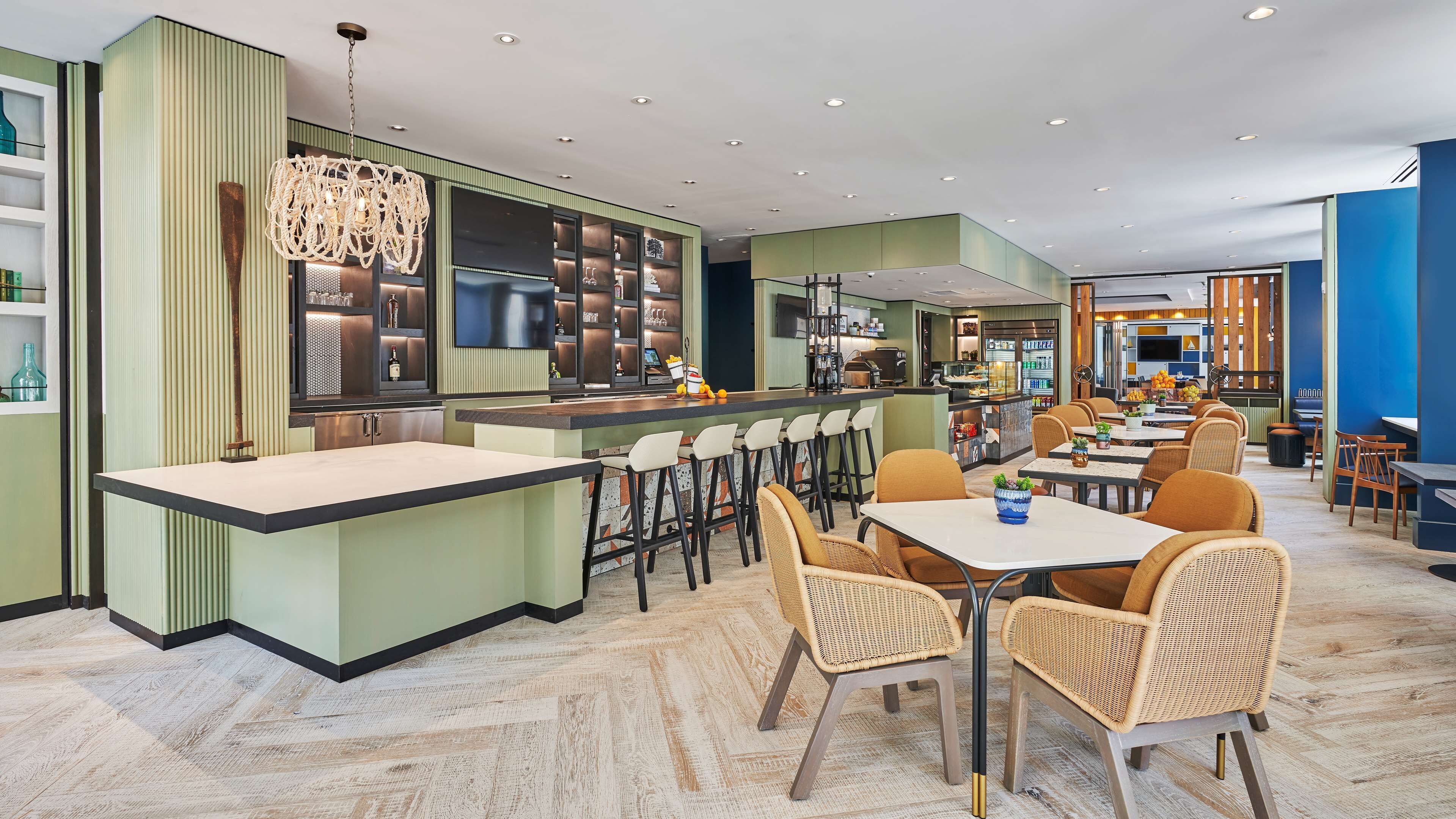 供应早餐和午餐