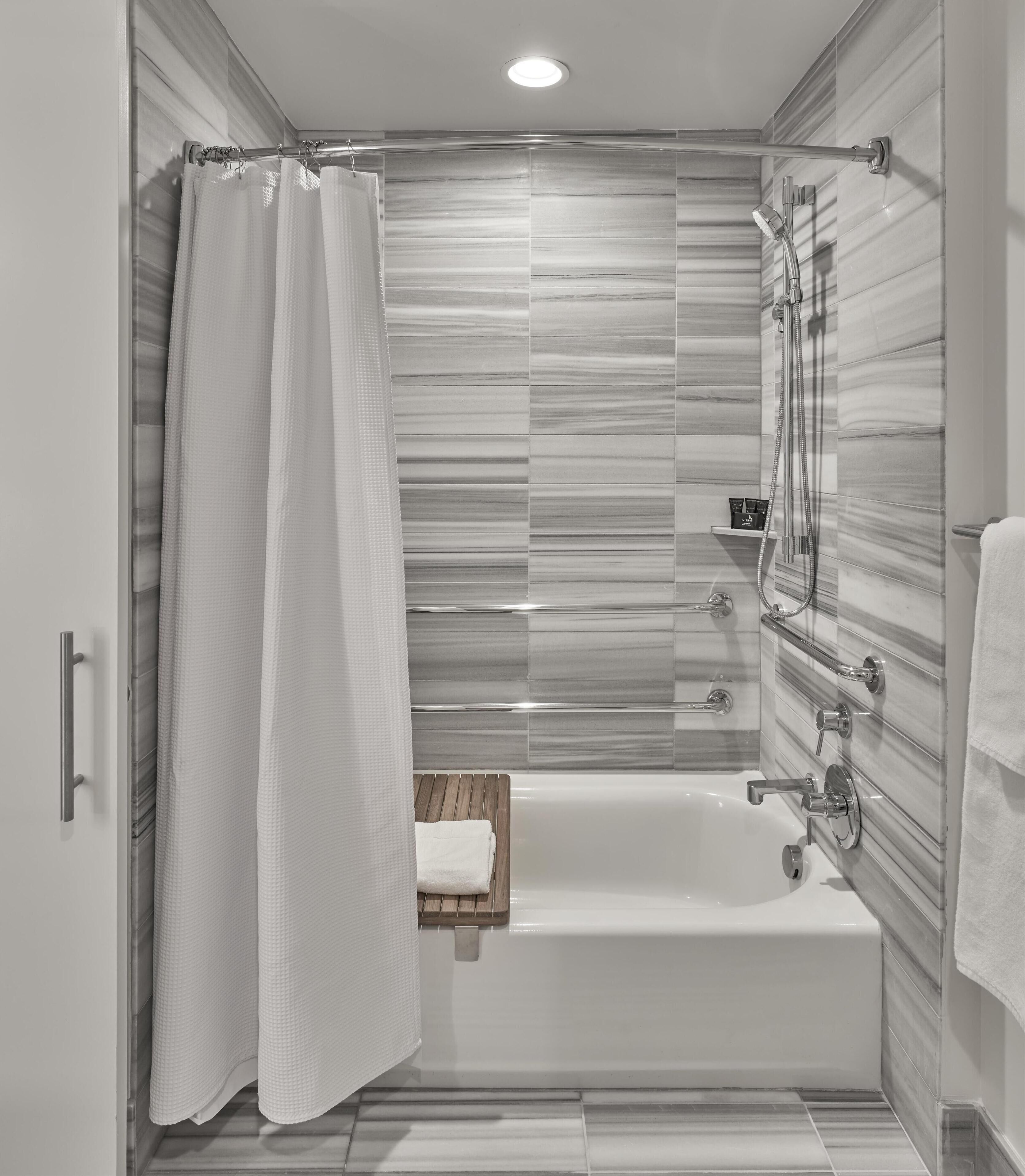 Un baño moderno con ducha, bañera y retrete.