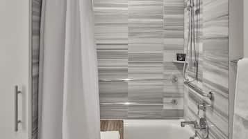 Un baño moderno con ducha, bañera y retrete.