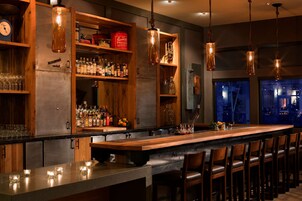 2 bars/lounges