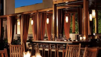 2 bars/lounges