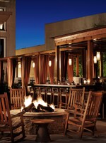 2 bars/lounges
