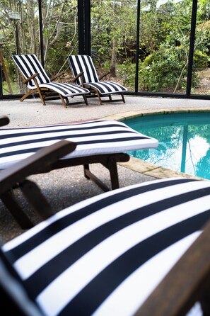 Utendørsbasseng og solsenger