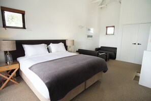 Loftsrom – premium (Suite) | Sengetøy av topp kvalitet, minibar og individuelt dekorert