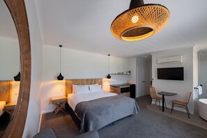 Premium bedding, minibar, individually decorated, individually furnished - Chimes Spa Retreat (Shadforth)