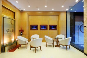 Coin salon dans le hall