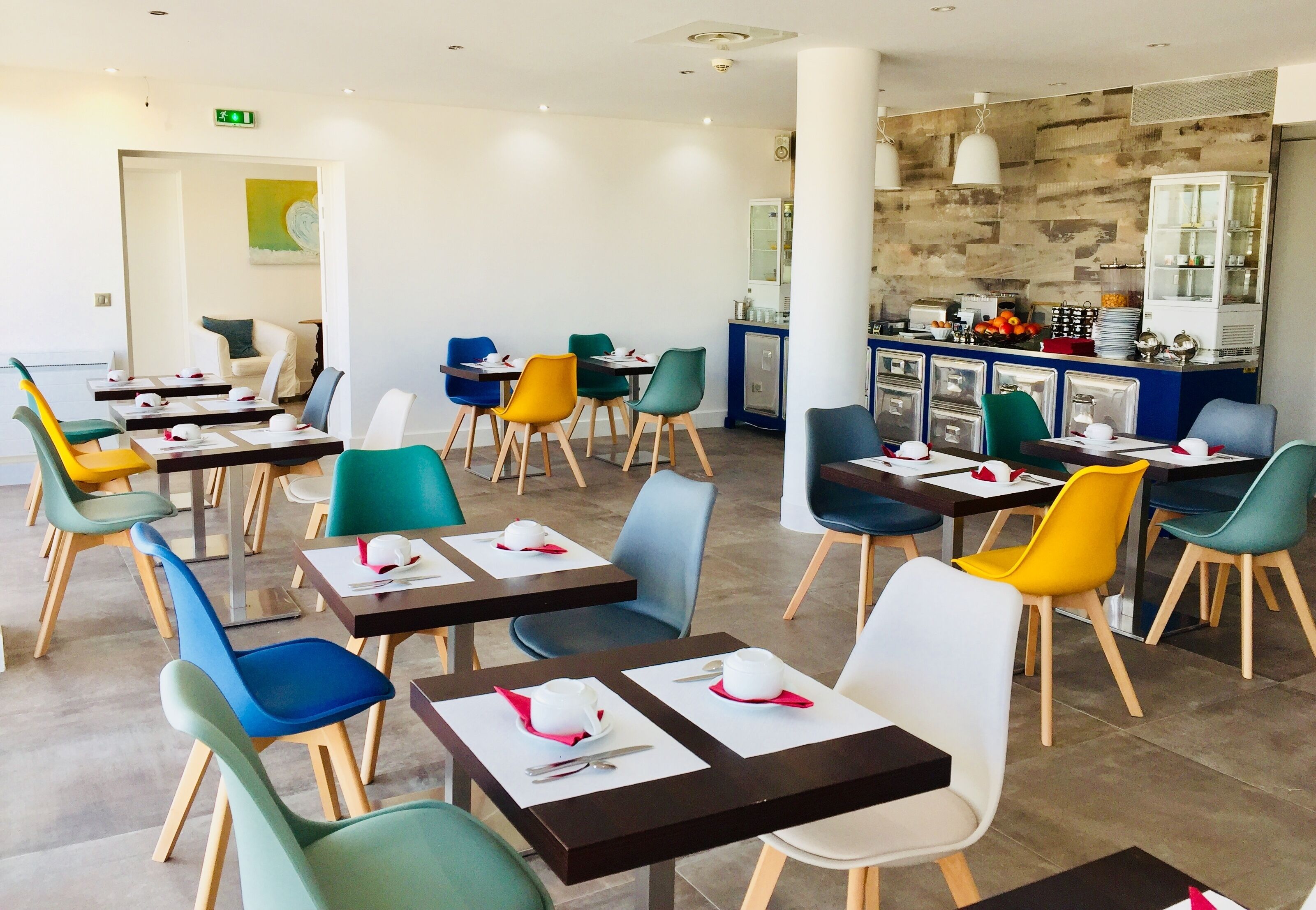 Daily continental breakfast (EUR 10 per person)