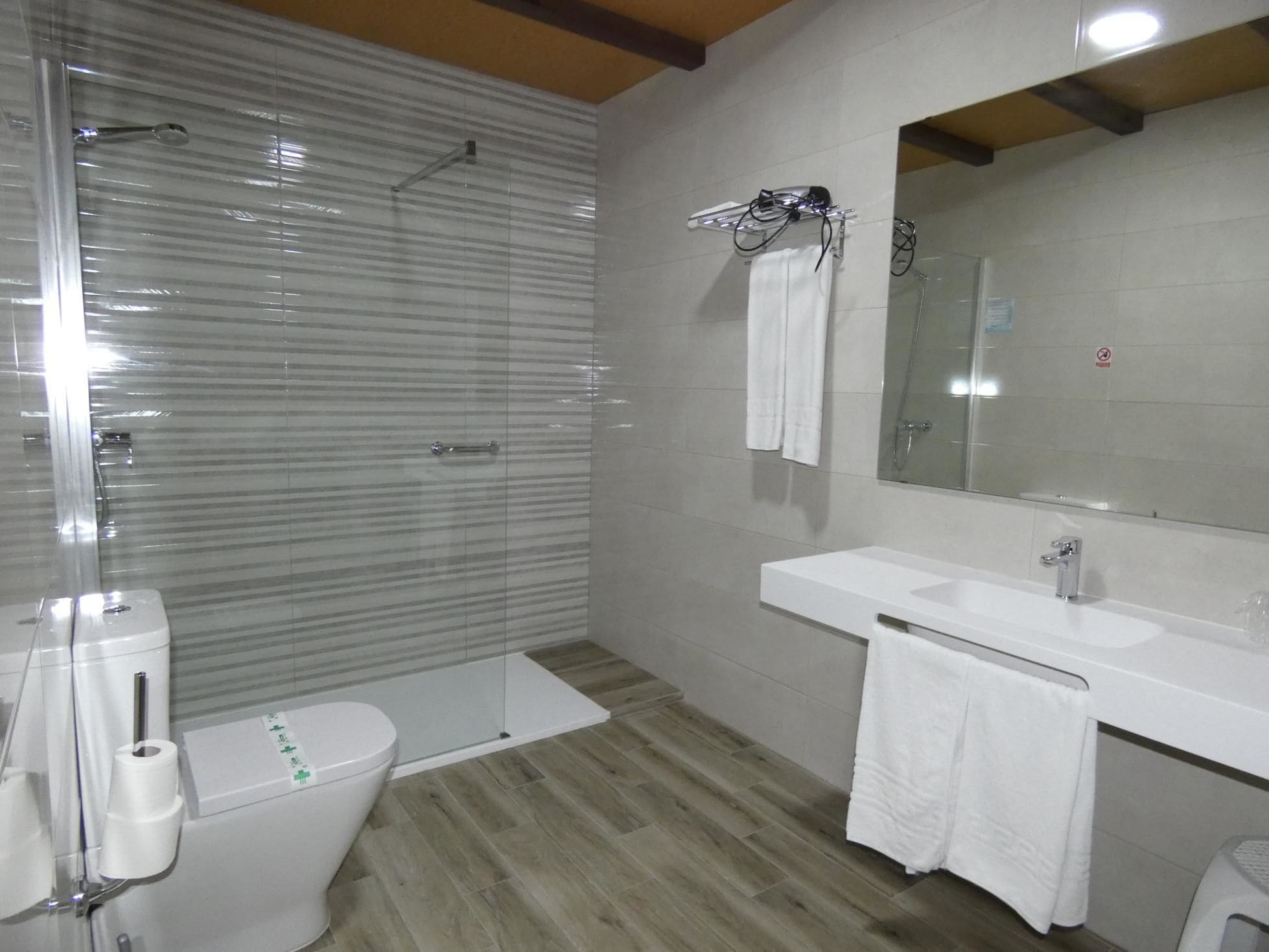 Standard Triple Room | Bathroom | Free toiletries, hair dryer, bidet, towels