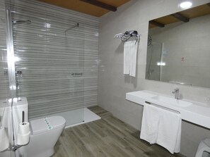 Standard Triple Room | Bathroom | Free toiletries, hair dryer, bidet, towels - Hotel Rural Montaña de Cazorla (La Iruela)