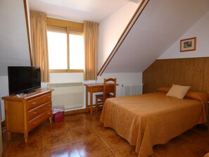 Double Room Single Use | Bathroom | Free toiletries, hair dryer, bidet, towels