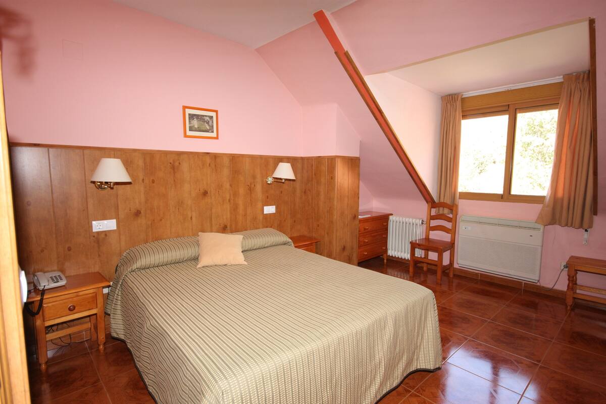 Double Room Single Use | In-room safe, blackout drapes, WiFi (free)