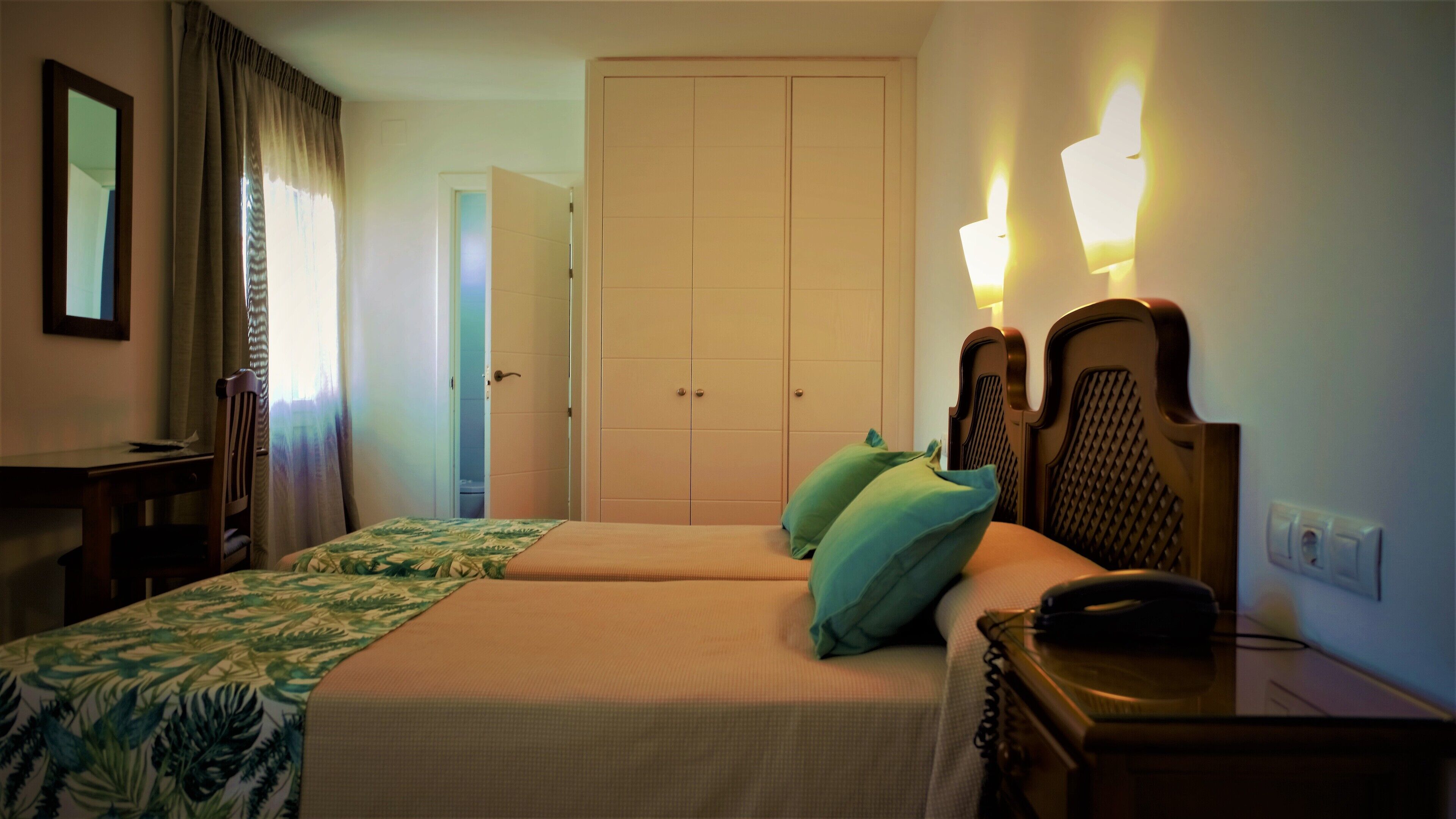 Tweepersoonskamer | Een bureau, verduisterende gordijnen, geluiddichte muren, gratis wifi