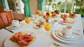 Petit déjeuner buffet (7 EUR par personne)