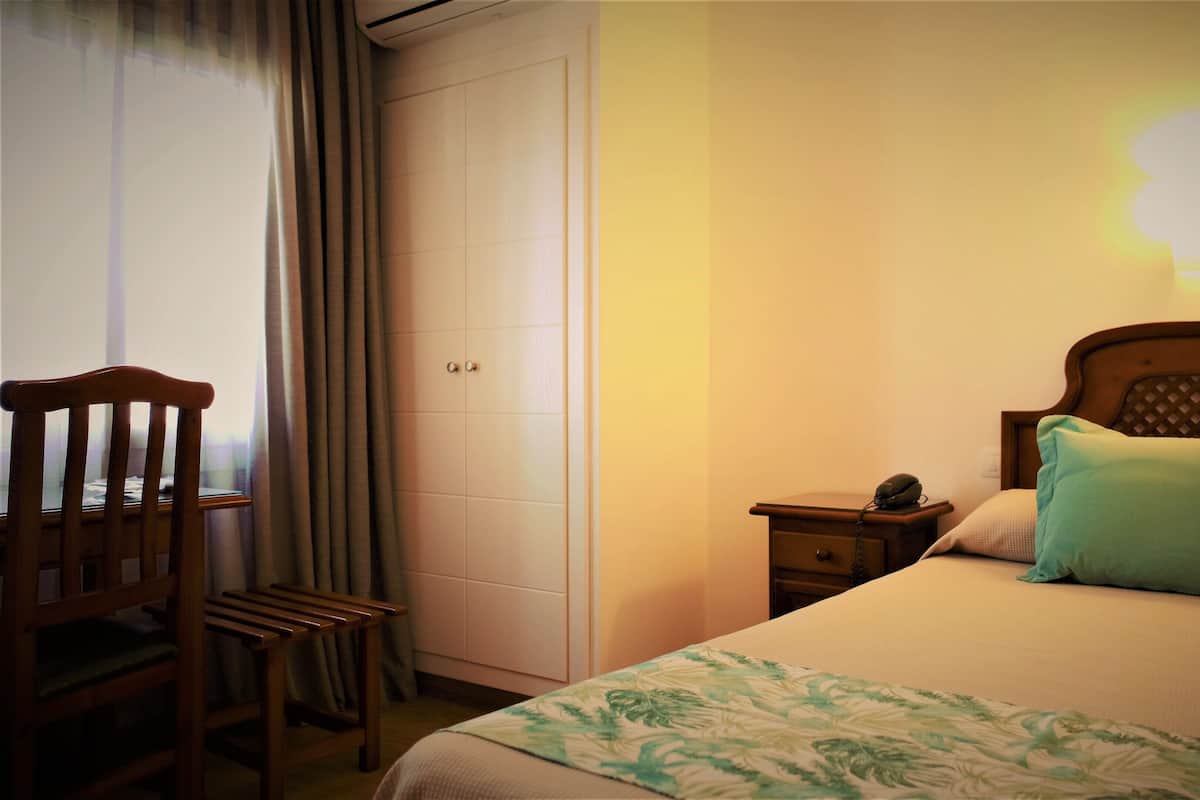 Single Room | Desk, blackout drapes, soundproofing, free WiFi