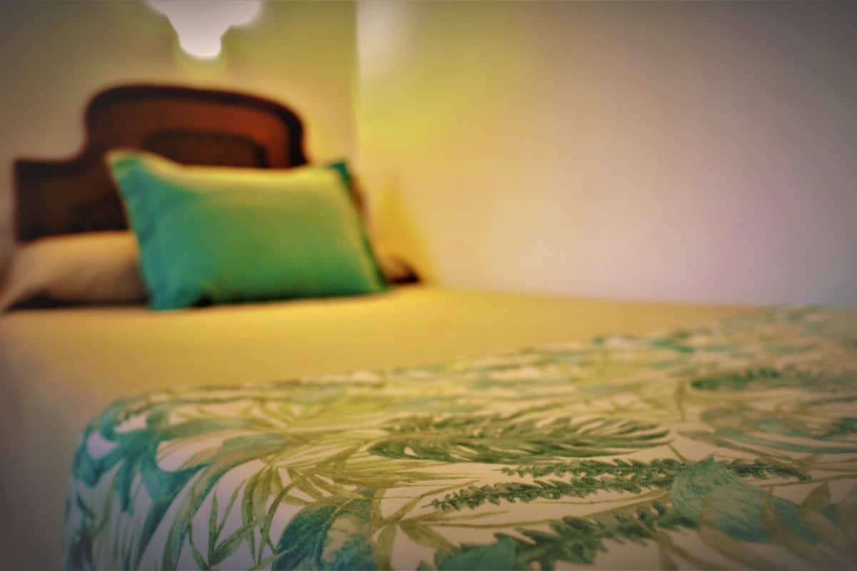 desk, blackout curtains, soundproofing, free wifi