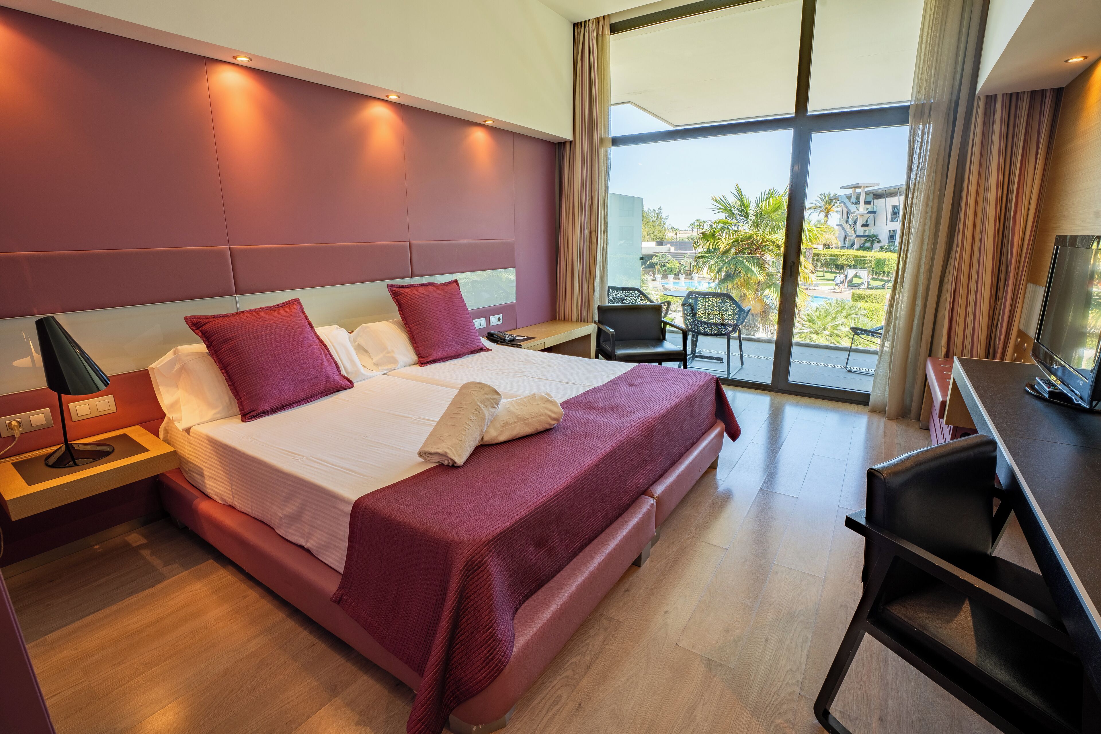 Deluxe Room | Minibar, in-room safe, desk, blackout drapes
