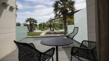 Club kamer, terras (3 Adults) | Terras