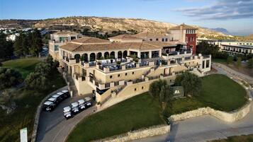 Serviço de almoço, culinária mediterrânea, vistas para o jardim