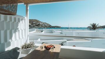 Rom – superior, 1 kingsize-seng, balkong, sjøutsikt | Utsikt mot strand/hav