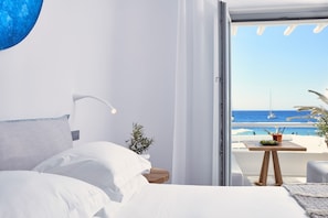 Superior Room, 1 King Bed, Balcony, Sea View | Interior