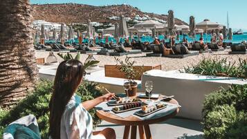 3 restaurants; breakfast, lunch, and dinner served