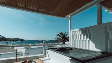 Suite estudio de luna de miel, 1 cama King size, hidromasaje, vista al mar | Tina de hidromasaje