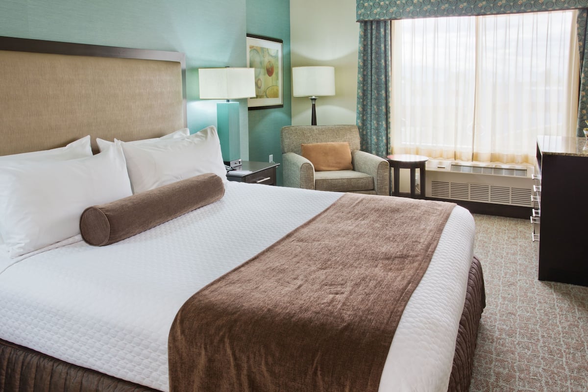 suite, 1 bedroom, accessible (communications, accessible tub) | 1 bedroom, desk, blackout curtains, iron/ironing board