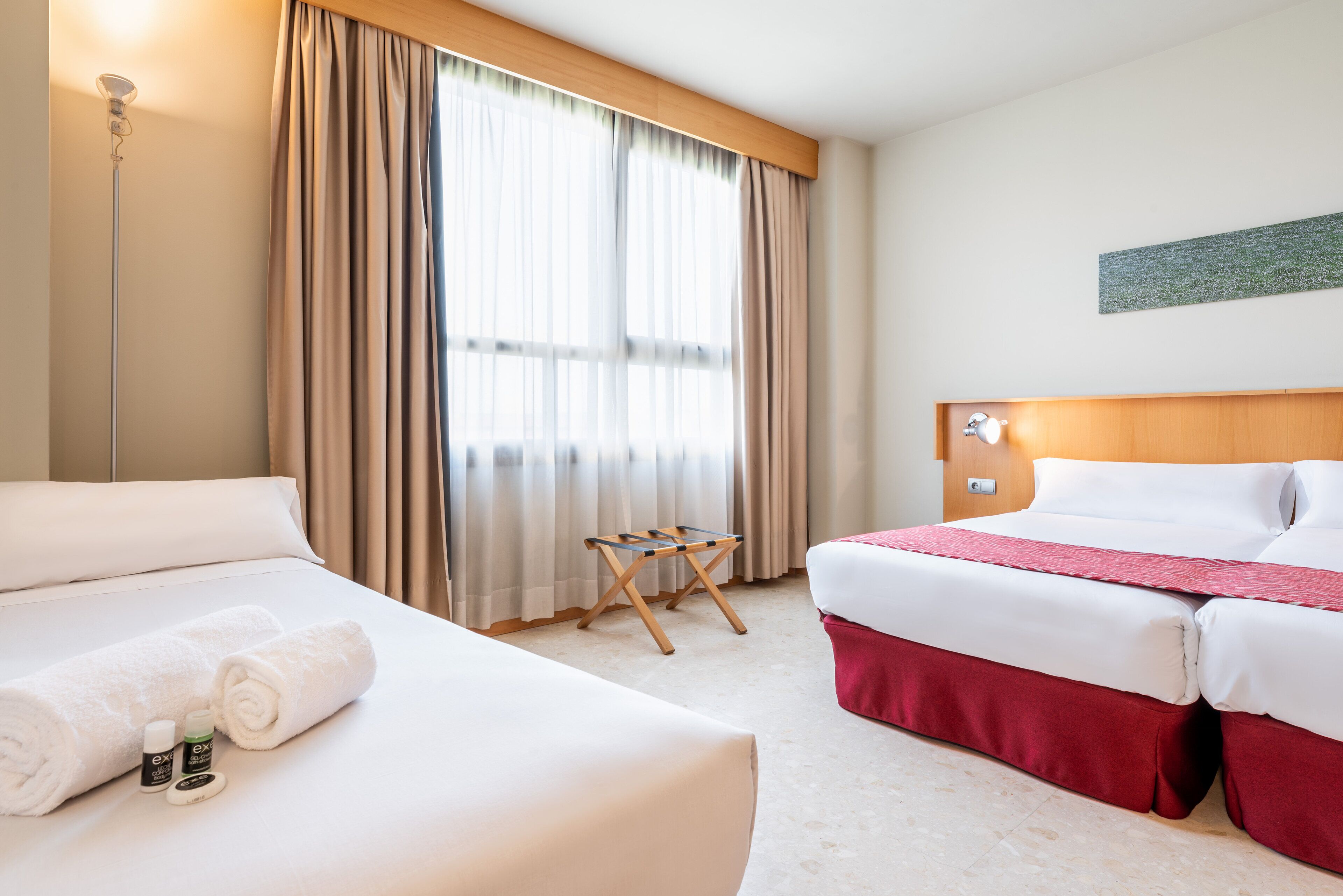 Donsdekens, een minibar, een kluis op de kamer, een bureau