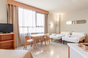 Daunenbettdecken, Minibar, Zimmersafe, Schreibtisch