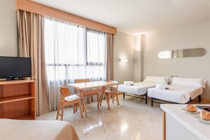 Cubrecamas, minibar, caja de seguridad en la habitación y escritorio