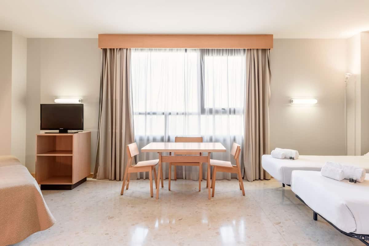 Cubrecamas, minibar, caja de seguridad en la habitación y escritorio