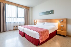 Duntäcken, minibar, värdeförvaringsskåp på rummet och skrivbord