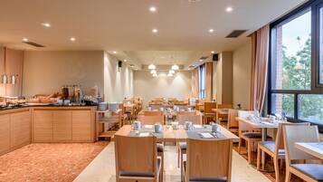 Petit déjeuner buffet (10.00 EUR par personne)