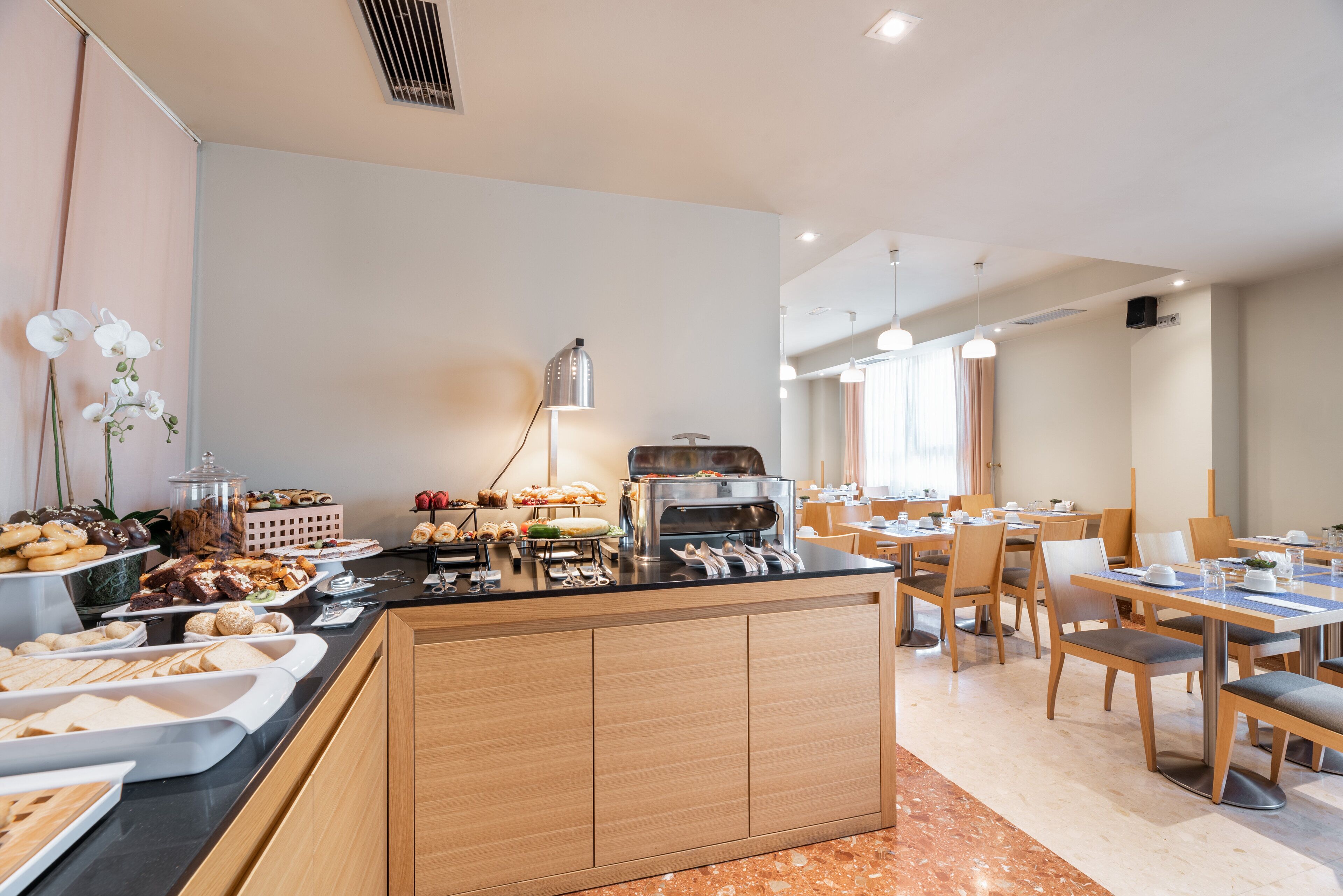 Zona de bufé con diferentes opciones de comida y una estación de café.
