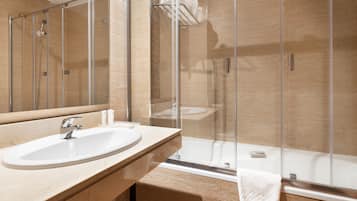 Baignoire, articles de toilette écologiques, sèche-cheveux, bidet