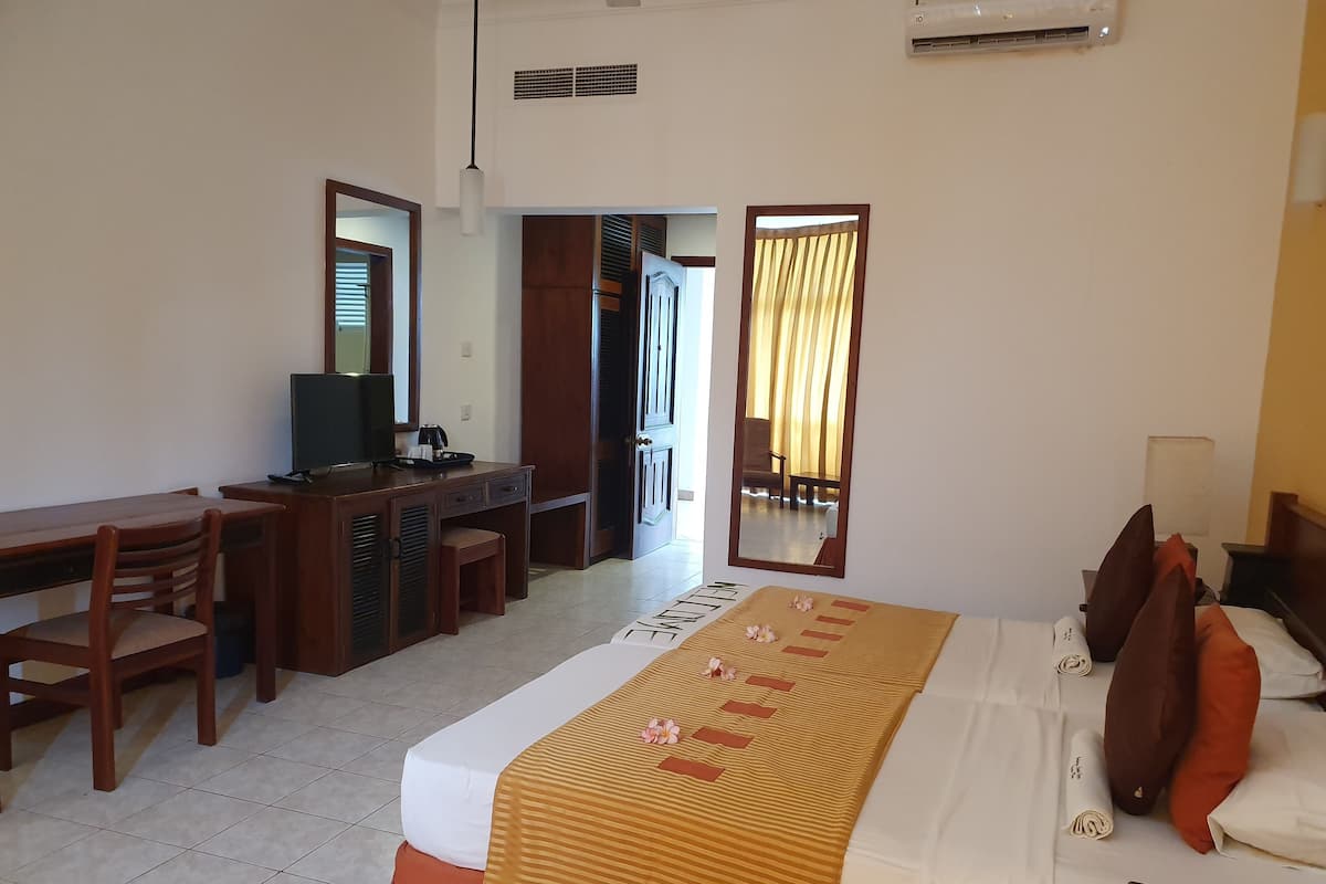 Standard Double or Twin Room with Sea View | In-room safe, desk, laptop workspace, iron/ironing board