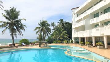 Hồ bơi ngoài trời