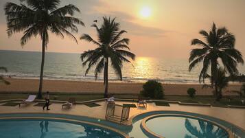 Hồ bơi ngoài trời