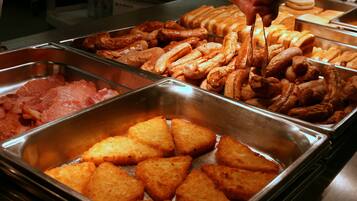 Bữa sáng buffet hàng ngày (20 USD/mỗi người)