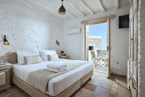 Premium bedding, in-room safe, desk, soundproofing - Naxos Magic Village Hotel (Naxos)