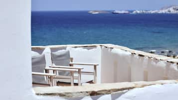 Kolmen hengen deluxe-huone, merinäköala | Ylelliset vuodevaatteet, tallelokero huoneessa, työpöytä, äänieristys