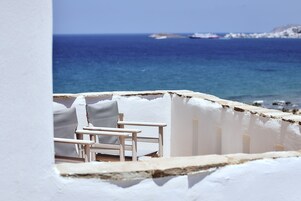 Quarto triplo luxo, vista para o mar | Roupas de cama premium, cofres nos quartos, escrivaninha