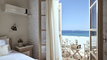 Kolmen hengen deluxe-huone, merinäköala | Ylelliset vuodevaatteet, tallelokero huoneessa, työpöytä, äänieristys