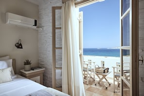 Habitación triple Deluxe, vista al mar | Ropa de cama de alta calidad y caja de seguridad en la habitación 