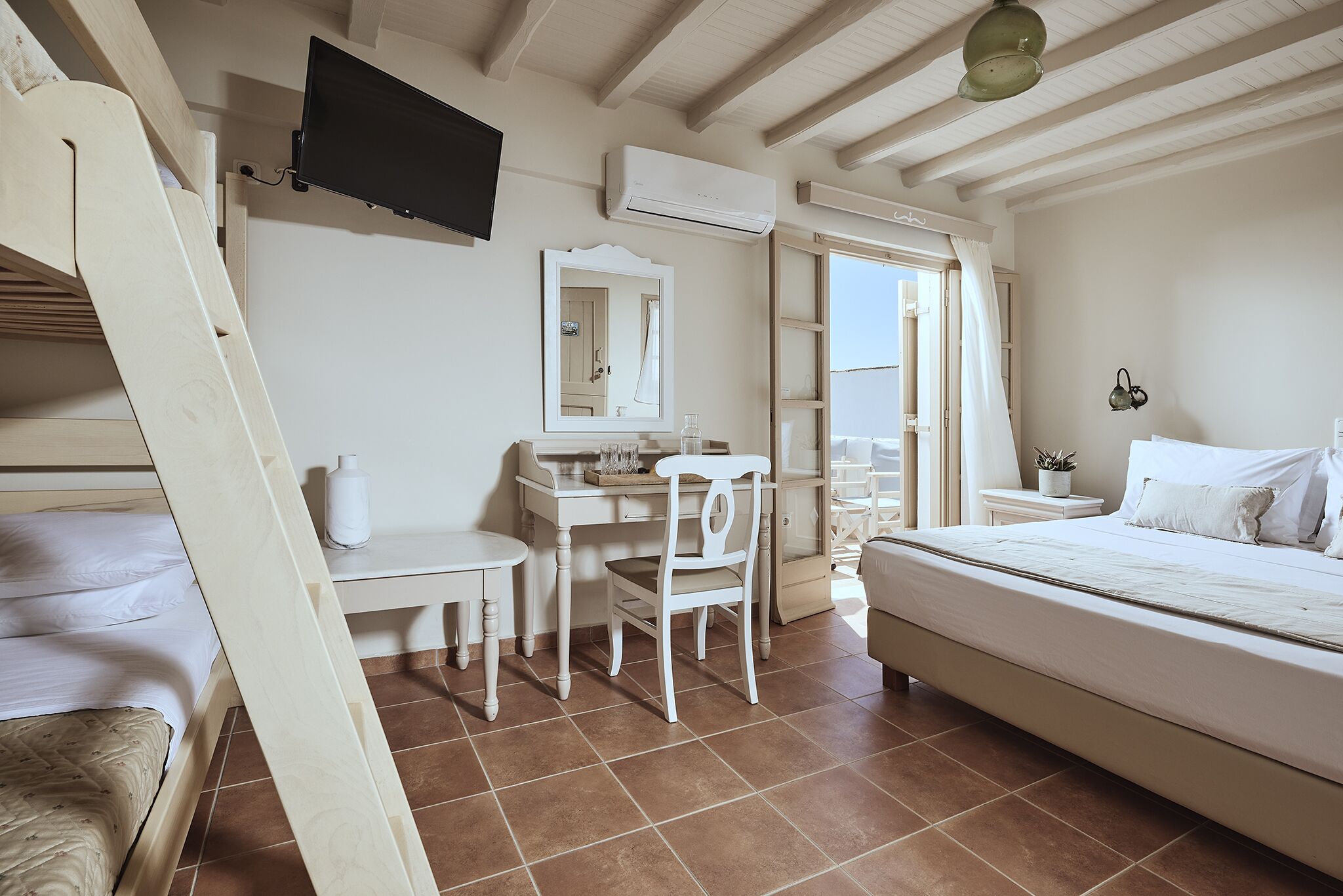 Une chambre à coucher comprenant un lit, un bureau, une chaise et un téléviseur.
